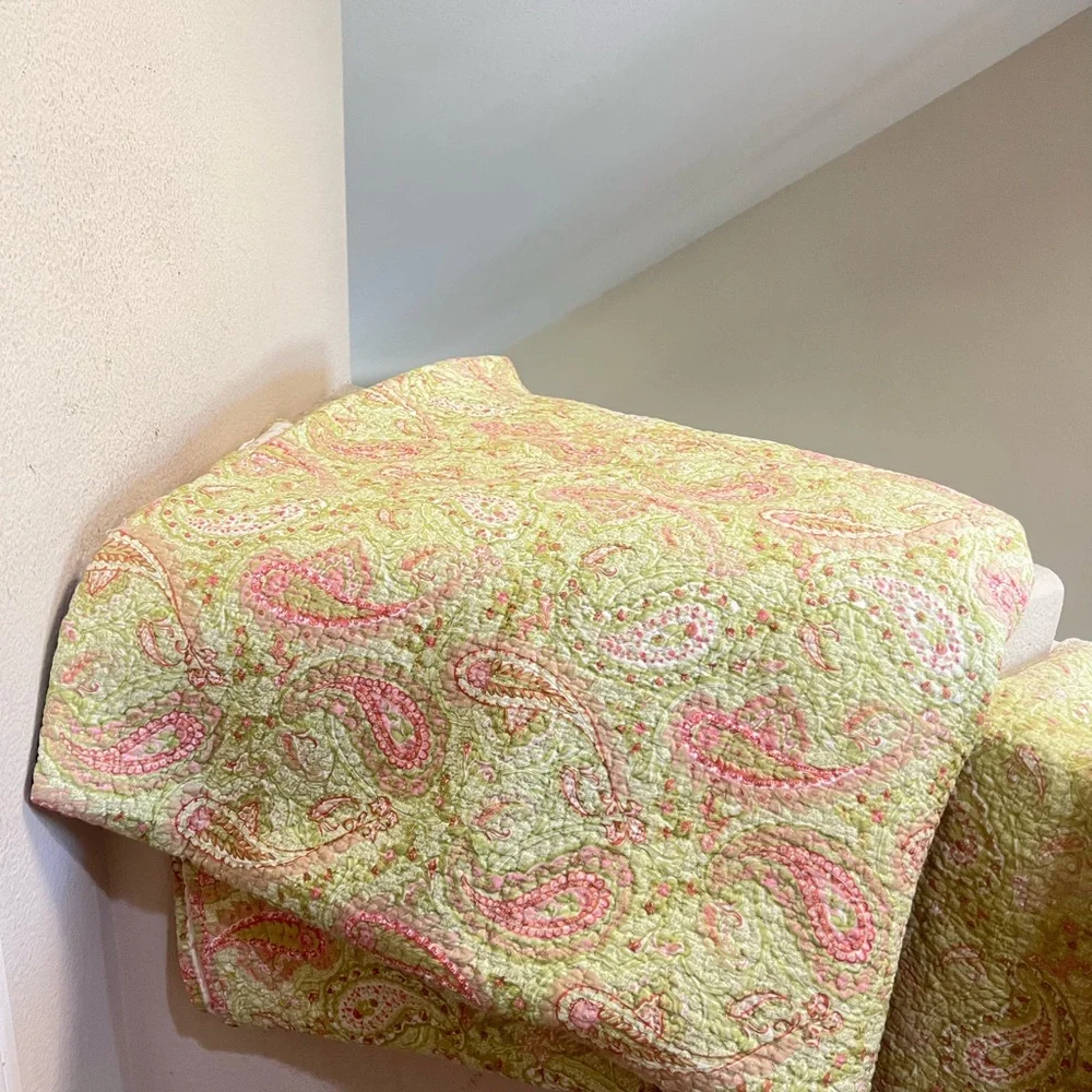 VNTG cotton Green & Pink paisley quilted twin size blanket Set with three sham
